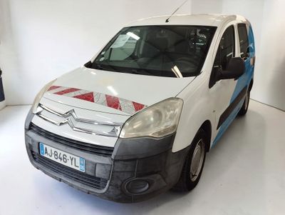 une camionnette blanche ornée d'une bande rouge et bleue