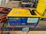 un boîtier de batterie jaune et noir posé sur une table
