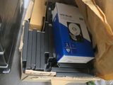 une boîte contenant un disque dur, posée par terre