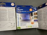 trois boîtes contenant des gadgets électroniques posées sur une table