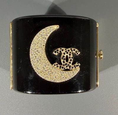 CHANEL Manchette en résine noire rehaussée d'un double C et …