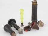 plusieurs types de briquets posés sur une surface blanche