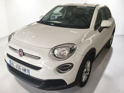 Le SUV Fiat blanc est garé dans une pièce blanche