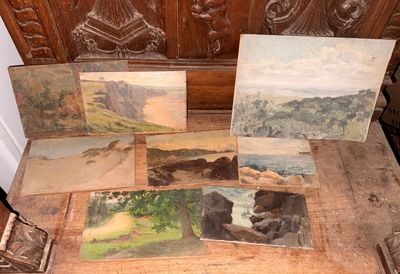 quatre tableaux posés sur une table en bois, avec un banc en bois en arrière-plan