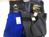 un tas de vêtements pour hommes posé sur une surface blanche
