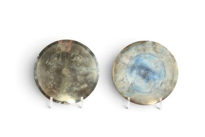 deux assiettes ornées de motifs bleus et blancs sur un fond blanc