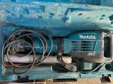 une machine bleue qui se trouve à l'arrière d'un camion