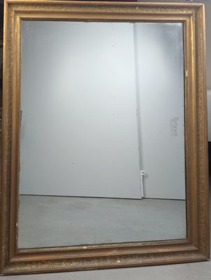 un miroir posé sur le sol d'une pièce