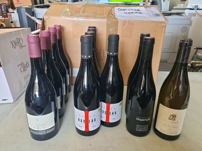 plusieurs bouteilles de vin sont alignées sur un comptoir