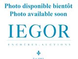 une photo en noir et blanc d'un homme en costume-cravate