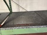 une étagère métallique surmontée d'une grille métallique