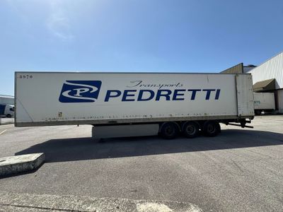 un camion semi-remorque garé dans un parking