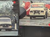 deux photos d'une voiture et d'un camion sur la même page