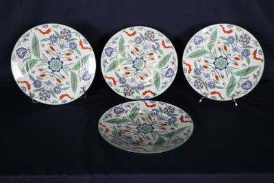 trois assiettes ornées de motifs différents, posées sur une surface noire
