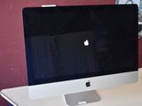 un écran d'ordinateur posé sur un bureau blanc