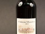 une bouteille de vin posée sur une table