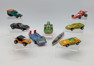 six petites voitures différentes exposées dans une vitrine