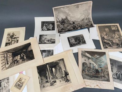 de nombreuses vieilles photos de personnes assises sur une table