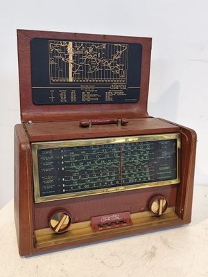 une vieille radio posée sur une table