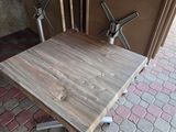une table en bois sur laquelle deux portes sont ouvertes