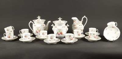 une image représentant un ensemble de tasses et soucoupes en porcelaine pour le thé et le café