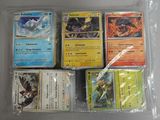 beaucoup de cartes Pokémon dans un sac posé sur la table