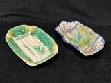 deux petits plats ornés de motifs verts et jaunes