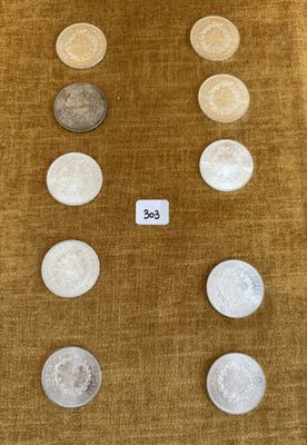 Plusieurs types de pièces de monnaie sont disposés en rangée sur une table