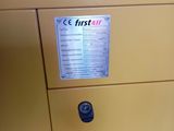 un gros plan d'une machine jaune sur laquelle est apposée une étiquette