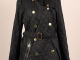 une photo d'un manteau noir pour femme sur un mannequin