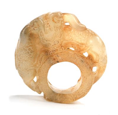 CHINE Bague d'archer en jade à décor d'un dragon.