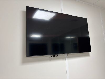 un téléviseur à écran plat fixé au mur d'une pièce