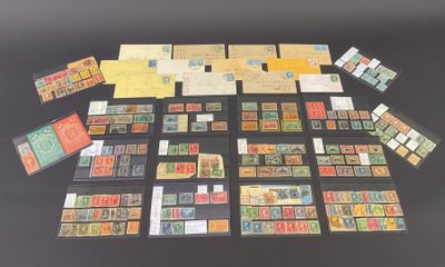une photo montrant une collection de timbres et des timbres posés sur une table
