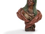 une image représentant le buste d'une femme portant un foulard autour de la tête