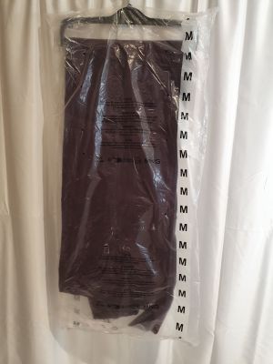 un sac en plastique accroché à un rideau de douche, avec un mètre ruban