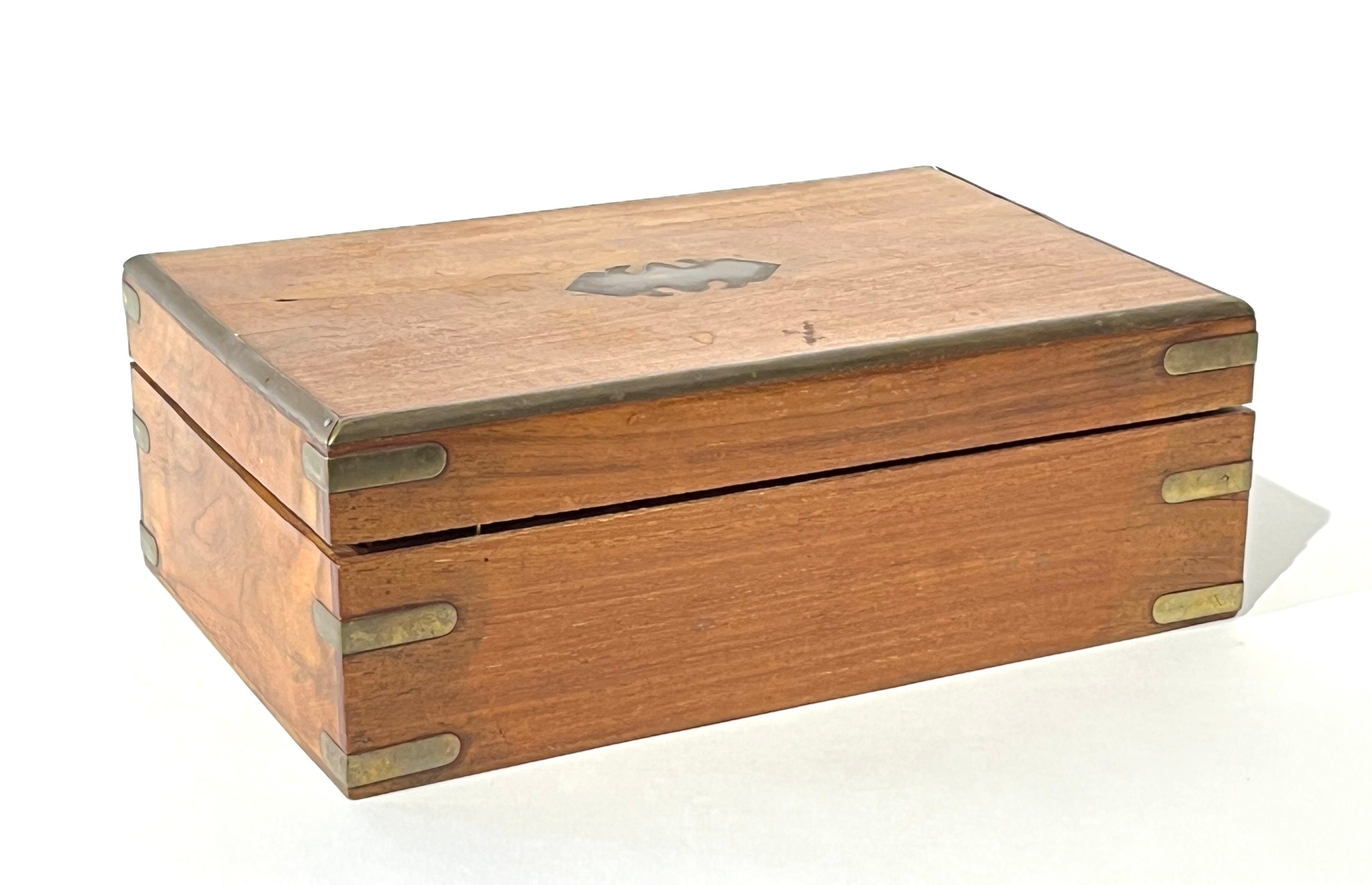 Coffret en acajou et incrustation de laiton. 11 x 30 x 20 cm.