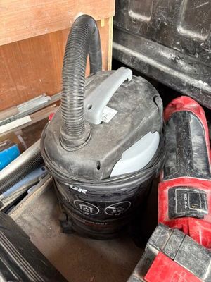 1 aspirateur tonneau LAVOR