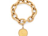 un bracelet en or orné d'une breloque en forme de pièce de monnaie