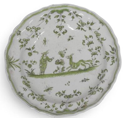 MOUSTIERS. Plat rond creux à bord contourné décoré en camaïe…