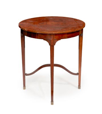 une table ronde avec un plateau en bois sur fond blanc