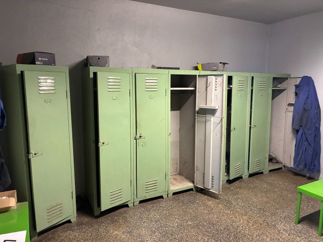 12 cases vestiaires métal laqué vert et 2 bancs