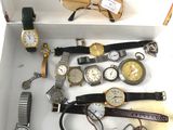 de nombreuses montres et lunettes différentes dans une boîte