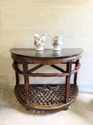 CONSOLE DEMI-LUNE en bois mouluré sculpté et laqué rouge et …