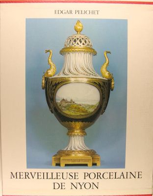 un livre sur la couverture duquel figure l'image d'un vase