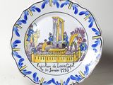 une assiette bleue et blanche décorée d'une peinture