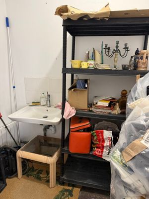 une photo d'une pièce en désordre avec des toilettes et un lavabo