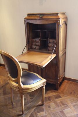 un bureau avec une chaise et une armoire dans une pièce