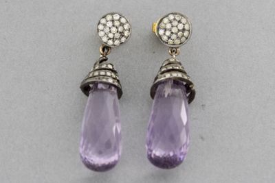une paire de boucles d'oreilles en améthorate et diamants
