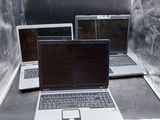 deux ordinateurs portables posés sur une table