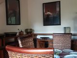 une table de salle à manger et des chaises au milieu de la pièce